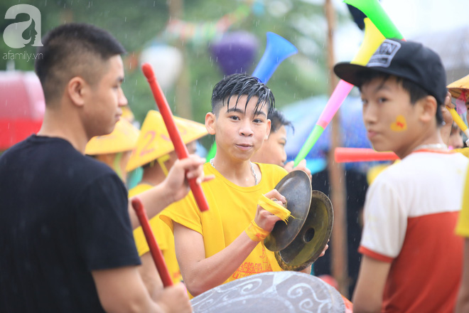 Thuỷ chiến ngay trên sông trong lễ hội đua thuyền làng Đăm Thuỷ chiến ngay trên sông trong lễ hội đua thuyền làng Đăm